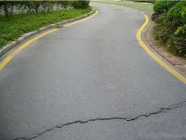 路面裂缝